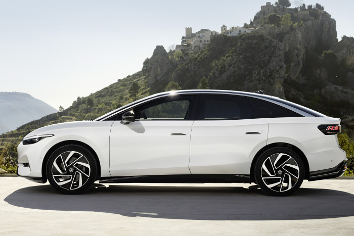 Mit 4,96 m Länge geht der ID.7 schon in Richtung Oberklasse. (Foto: VW) 