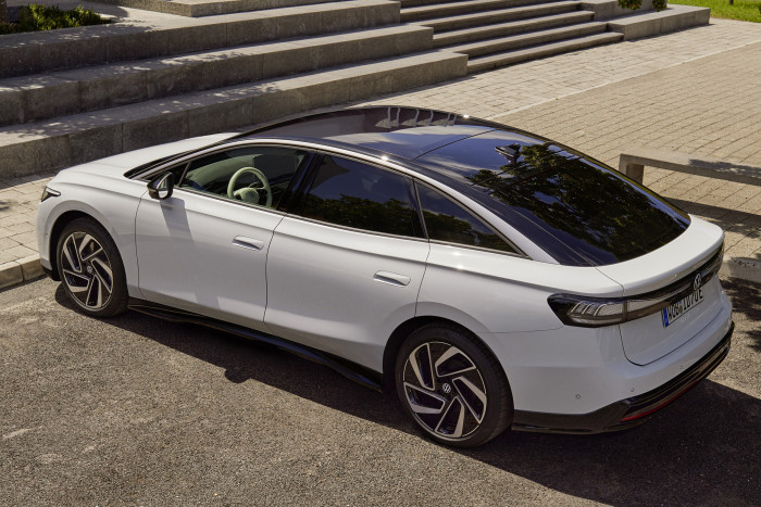 VW bietet für das Panoramadach ein smartes Glas an, das sich auf Knopfdruck verdunkelt. (Foto: VW) 