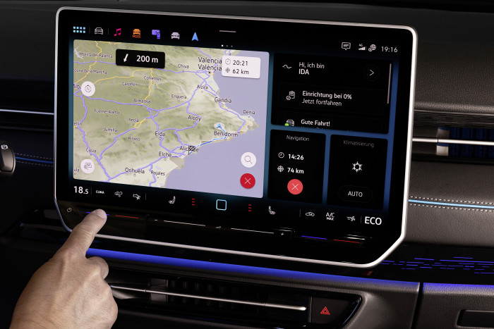 Der 15 Zoll große Monitor hat beleuchtete Touchslider für Klimatisierung und Lautstärke. (Foto: VW)