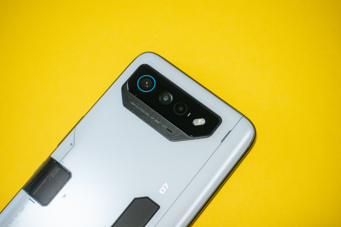 Das ROG Phone 7 Ultimate hat eine Dreifachkamera eingebaut. (Bild: Tobias Költzsch/Golem.de)