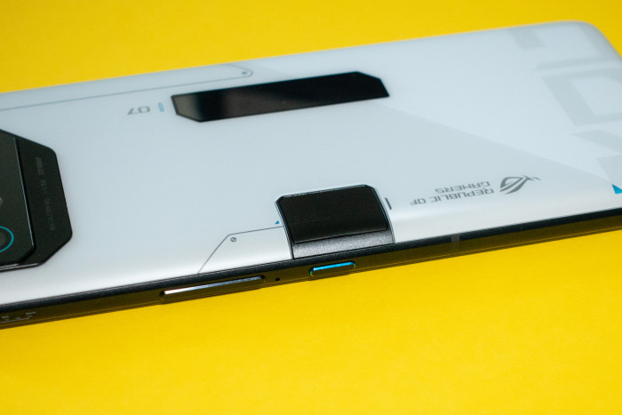 Die Lüftungsklappe öffnet sich nur, wenn wir den Lüfter anstecken. (Bild: Tobias Költzsch/Golem.de)