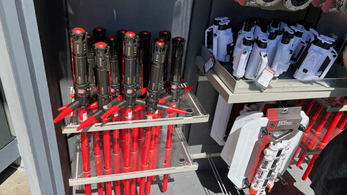 Neben Sammler-Lichtschwertern gibt es auch kostengünstige Alternativen für Kinder. (Bild: Steinlechner/Golem.de)