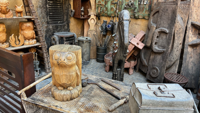 Sieht aus wie hunderte Jahre alt: Holzschnitzkunst aus der Welt von Star Wars (nur Deko, nicht kaufbar). (Bild: Steinlechner/Golem.de)