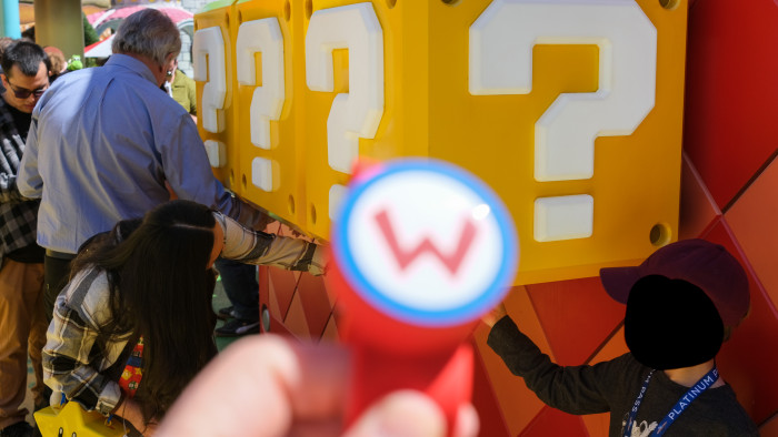 Mit dem Smart Band kann man an den Schatzkisten (oder wie auch immer die gelben Dinger heißen) Punkte sammeln. (Bild: Steinlechner/Golem.de)