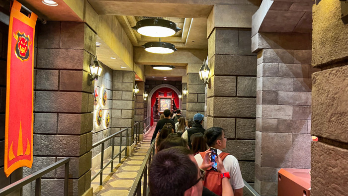 Einer von vielen Abschnitten der laaaaangen Warteschlange vor dem Mario Kart Ride. (Bild: Steinlechner/Golem.de)