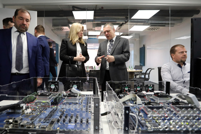 Auch die slowakische Präsidentin Zuzana Caputová kann sich aktuell nur den FPGA-Prototyp von Prodigy ansehen. (Bild: Tachyum)