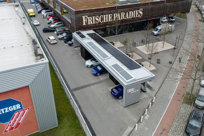 Der Charging Hub bezieht seinen Strom vom benachbarten Feinkostmarkt und von der eigenen PV-Anlage. (Foto: Audi)