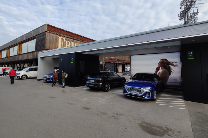 Die Ladestation ist überdacht. Das Platzangebot ist großzügig bemessen. (Foto: Martin Wolf/Golem.de)