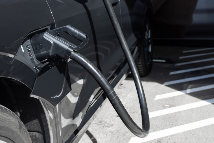 Dank der Schwenkarme liegen die Ladekabel nicht auf dem Boden, was sonst Rollstuhlfahrer behindern könnte. (Foto: Audi)