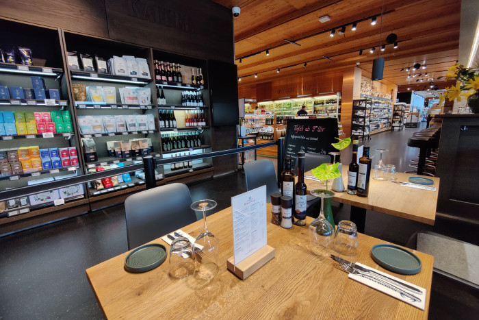 In dem Markt gibt es neben Toiletten auch ein "Genießerbistro". (Foto: Martin Wolf/Golem.de)