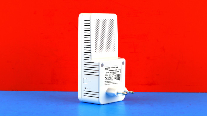 Lüftungsschlitze am Devolo WiFi 6 Repeater 3000 (Bild: Harald Karcher)