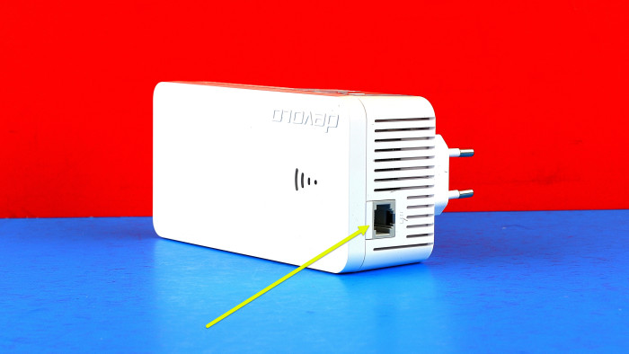 Gigabit-LAN-Buchse am Devolo WiFi 6 Repeater 3000 (Bild: Harald Karcher)
