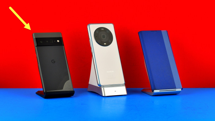 Links im Bild das WLAN-starke WiFi-6-Handy Google Pixel 6 Pro (Bild: Harald Karcher)