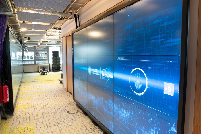 Dazu gehören die Bildschirmwände. (Bild: Martin Wolf/Golem.de)