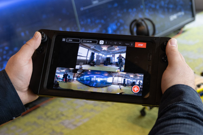 Gesteuert wird er über ein Tablet. (Bild: Werner Pluta/Golem.de)