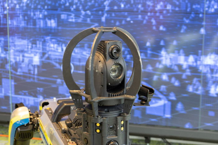 Der Roboter kann mit verschiedenen  Sensoren ausgestattet werden, z.B. mit einer 360-Grad-Kamera. (Bild: Werner Pluta/Golem.de)