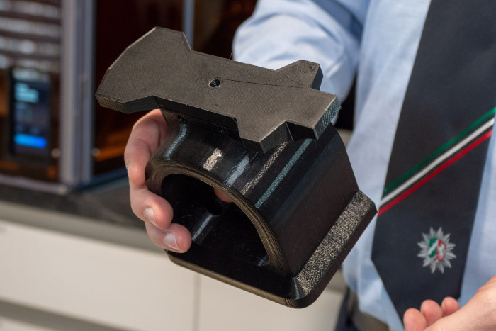 Das Team hat eine Halerung für ein Röntgengerät konstruiert und 3D-gedruckt. (Bild: Martin Wolf/Golem.de)