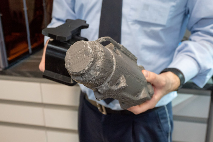 Außerdem aus dem 3D-Drucker: ein Modell des Röntgengeräts für das Training des Roboters. (Bild: Martin Wolf/Golem.de)