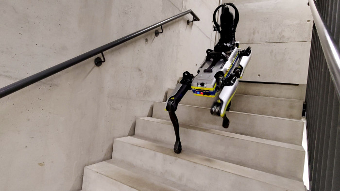 Der Laufroboter Spot kann Treppen steigen. (Bild: Martin Wolf/Golem.de)