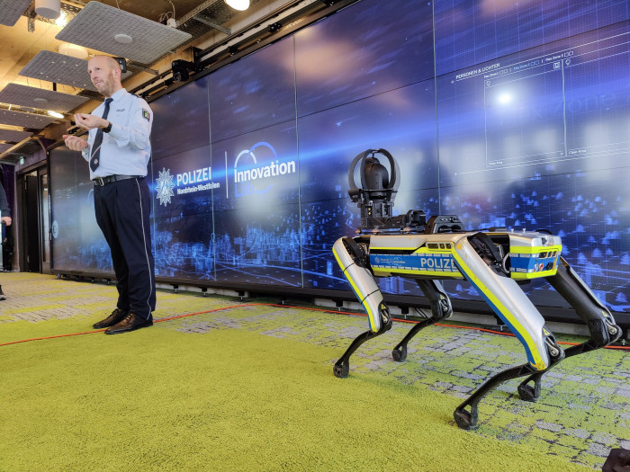 Dominic Reese und Spot. (Bild: Martin Wolf/Golem.de)