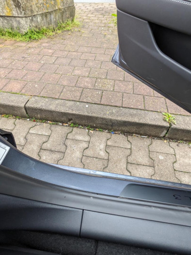 Die Seitenabstände, in diesem Fall zum Randstein, sind schon recht gut - zwar etwas  zu großzügig gemessen, aber definitiv hilfreich.  (Bild: Dominik Haas)