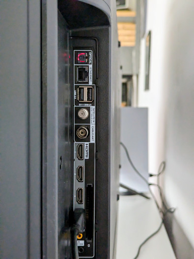 Von den vier HDMI-Anschlüssen unterstützt nur einer HDMI 2.1 - die restlichen nur HDMI 2.0. (Bild: Tobias Költzsch/Golem.de)