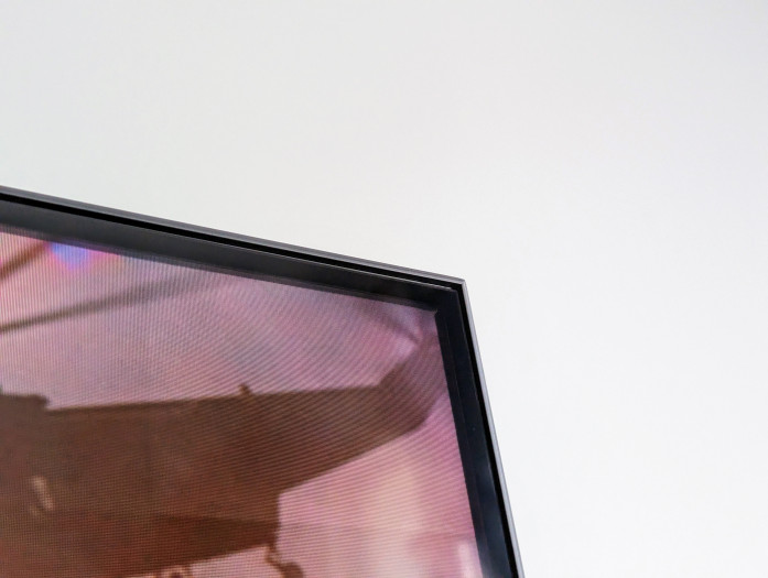 Der Rahmen des Fernsehers ist nicht sonderlich schmal, aber auch nicht zu breit. (Bild: Tobias Költzsch/Golem.de)