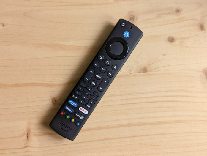 Die Fernbedienung des Fernsehers wirkt nicht besonders hochwertig, erfüllt aber ihren Zweck. (Bild: Tobias Költzsch/Golem.de)