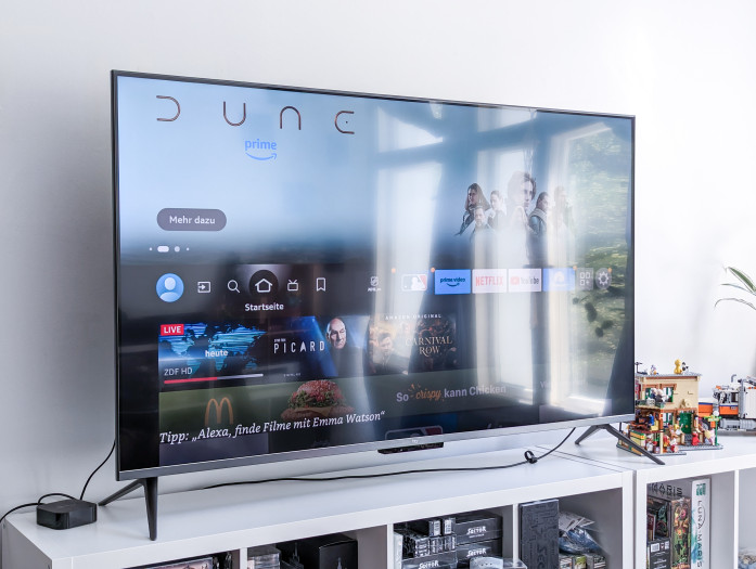 Mit Spiegelungen kommt der Fire TV Omni QLED nur bedingt gut zurecht. (Bild: Tobias Költzsch/Golem.de)