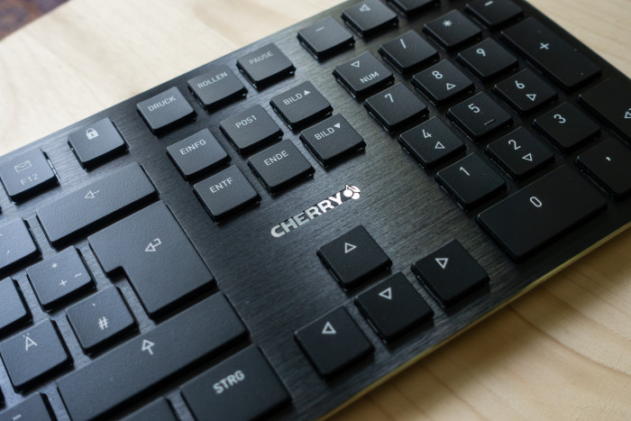 Die Tastatur hat ein sehr flaches Profil mit ebenso flachen Tastaturkappen. (Bild: Tobias Költzsch/Golem.de)