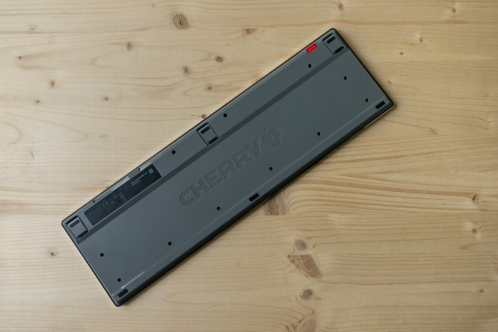 Die Rückseite der stabilen Tastatur ist aus grauem Kunststoff. (Bild: Tobias Költzsch/Golem.de)