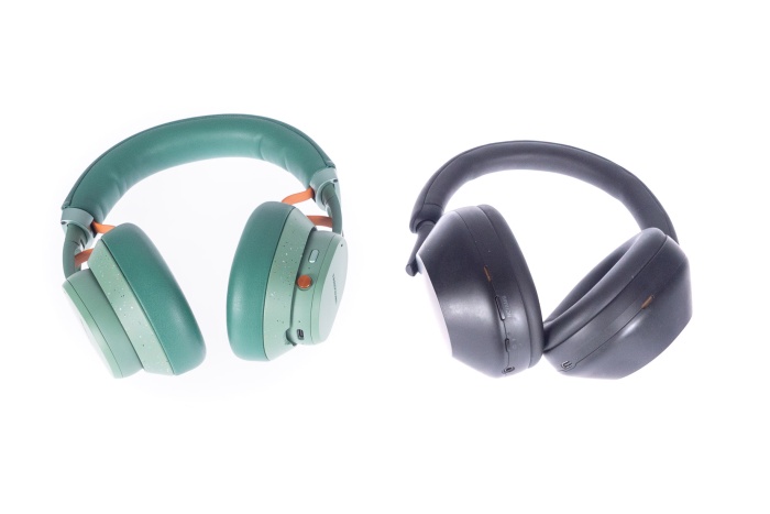 Links der Fairbuds XL, rechts daneben der WH-1000XM5 von Sony (Bild: Nina Völkel/Golem.de)