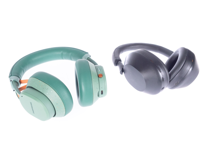 Links der Fairbuds XL, rechts daneben der WH-1000XM5 von Sony (Bild: Nina Völkel/Golem.de)