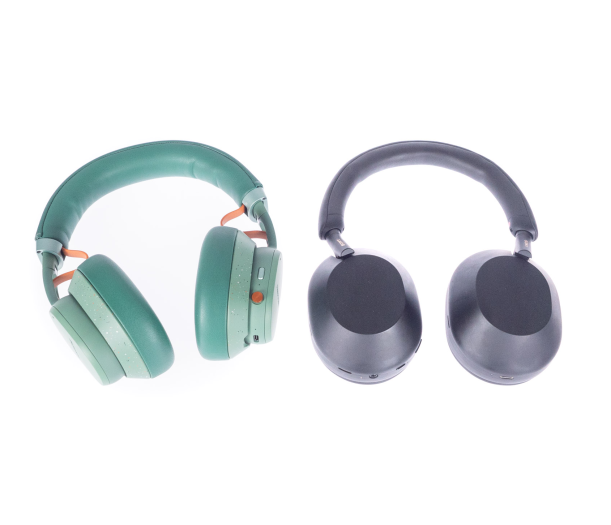 Links der Fairbuds XL, rechts daneben der WH-1000XM5 von Sony (Bild: Nina Völkel/Golem.de)