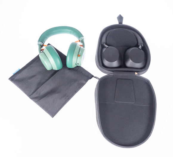 Links der Fairbuds XL, rechts daneben der WH-1000XM5 von Sony (Bild: Nina Völkel/Golem.de)