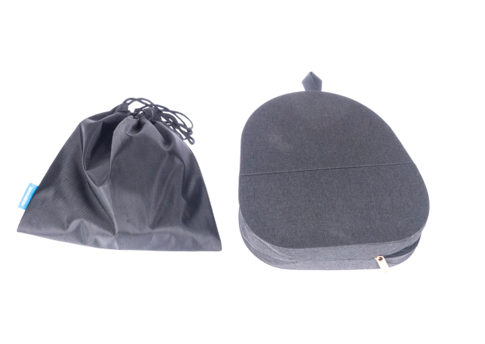 Links der Beutel für den Fairbuds XL, rechts daneben das Etui für den WH-1000XM5 von Sony (Bild: Nina Völkel/Golem.de)