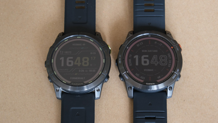 Links eine Enduro 2 (Display identisch Fenix 7X) und rechts das neue Display der Fenix 7X Pro. (Foto: Steinlechner/Golem.de)