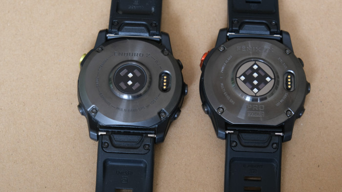 Auf der Rückseite ist rechts der neue Herzfrequenzsensor zu sehen. (Foto: Steinlechner/Golem.de)