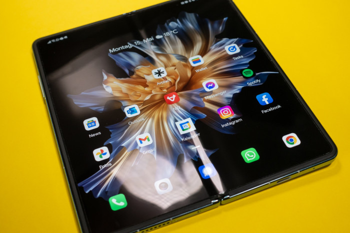 Der Falz in der Mitte ist sichtbar, aber wesentlich weniger scharf als beim Galaxy Z Fold 4 von Samsung. (Bild: Tobias Költzsch/Golem.de)