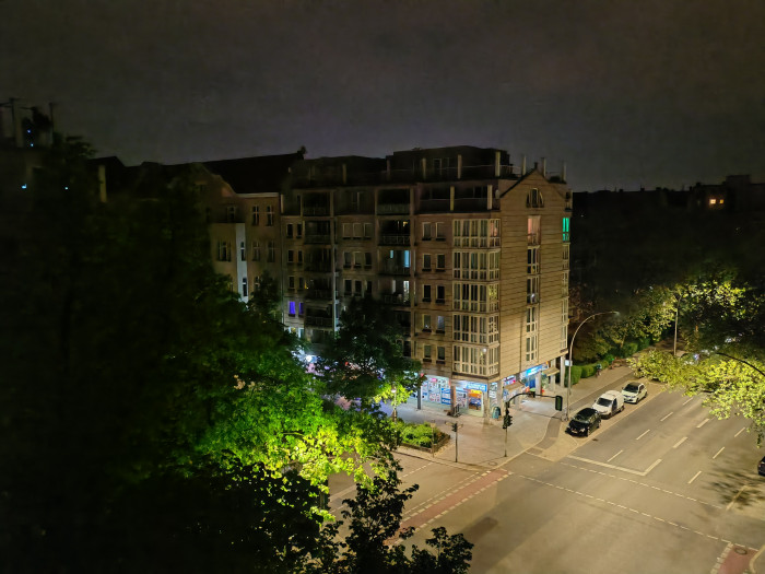 Bei Nachtaufnahmen sind vor allem bei Nutzung der Hauptkamera Artefakte in den dunklen Bereichen zu sehen. (Bild: Tobias Költzsch/Golem.de)