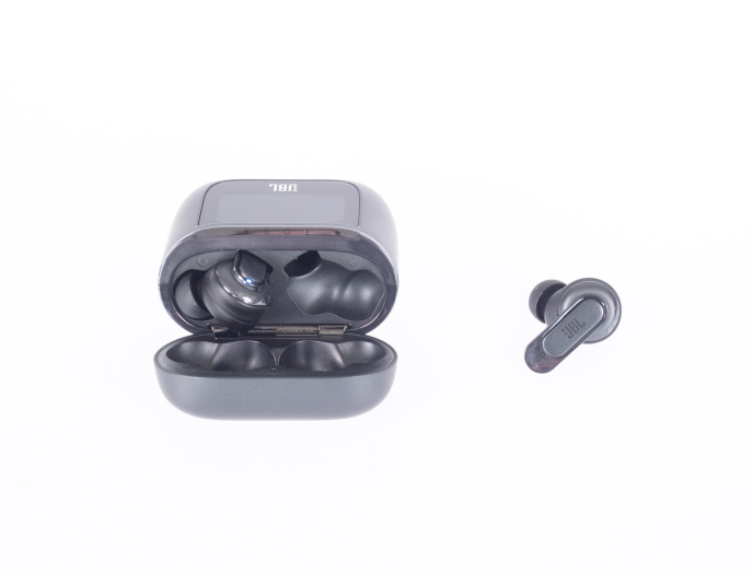 Tour Pro 2 mit geöffnetem Ladeetui (Bild: Nina Völkel/Golem.de)