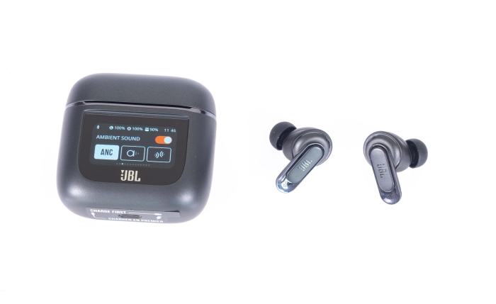 Der ANC-Modus kann auf dem Touchscreen des Ladeetuis der Tour Pro 2 umgestellt werden. (Bild: Nina Völkel/Golem.de)