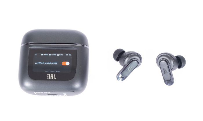 Die Einstellung für die Ohrerkennung der Tour Pro 2 lässt sich direkt am Ladeetui konfigurieren. (Bild: Nina Völkel/Golem.de)