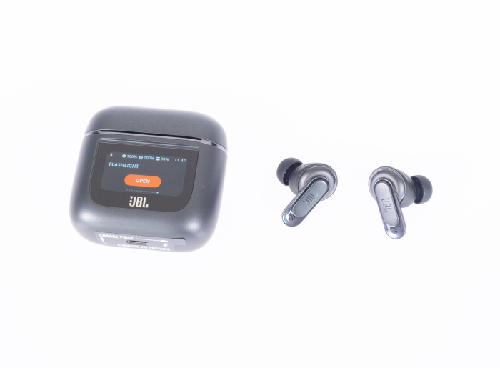 Das Ladeetui der Tour Pro 2 kann auch als Mini-Taschenlampe fungieren. (Bild: Nina Völkel/Golem.de)