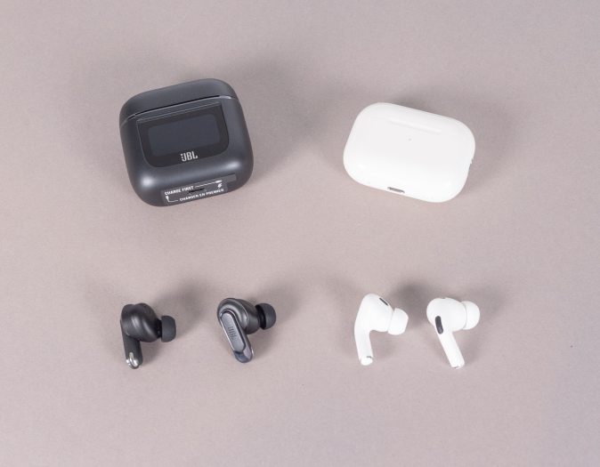 Links die Tour Pro 2 von JBL mit Ladeetui und daneben die Airpods Pro 2 von Apple mit Ladeetui (Bild: Nina Völkel/Golem.de)