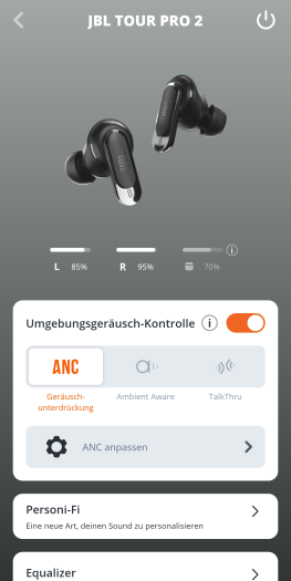 Die JBL-App zeigt auch den Akkustand des Ladeetuis an. (Bild: JBL/Screenshot: Golem.de)