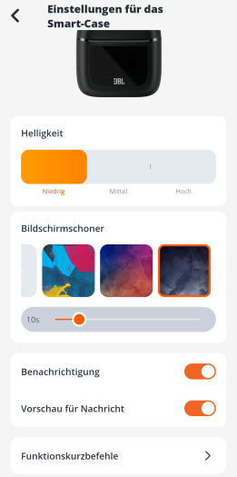 Die Helligkeit und der Bildschirmschoner des Ladeetuis können angepasst werden. (Bild: JBL/Screenshot: Golem.de)