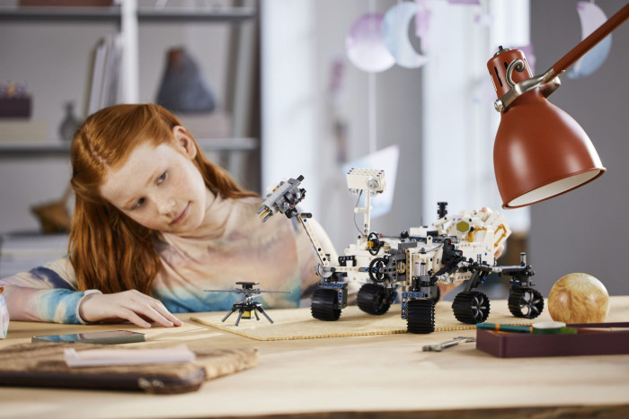 Der Rover hat sechs separat aufgeh&auml;ngte R&auml;der und einen Greifarm. (Bild: Lego)