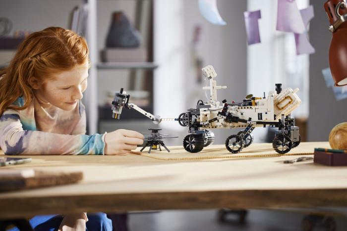 Der Mars-Rover kommt mit der Flugdrohne Ingenuity und kostet 95 Euro. (Bild: Lego)