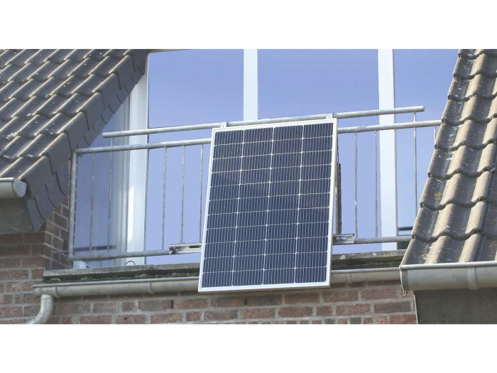 Das Solarpanel des Lidl-Balkonkraftwerks lässt sich mit dem beiliegenden Montagematerial sowohl hochkant ...